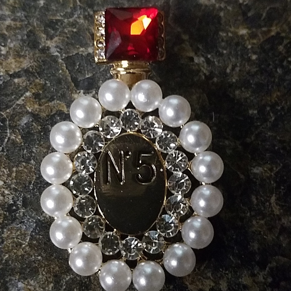 Pearl rhinestone brooch